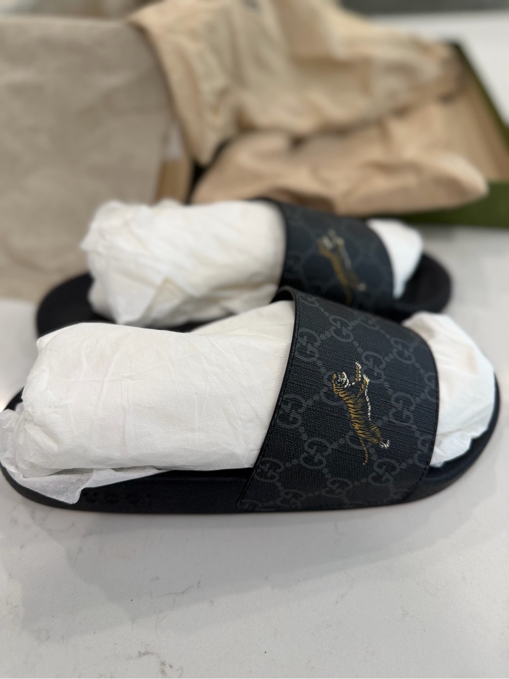 Gucci Men’s GG Supreme Tiger Print Slides Size: 6